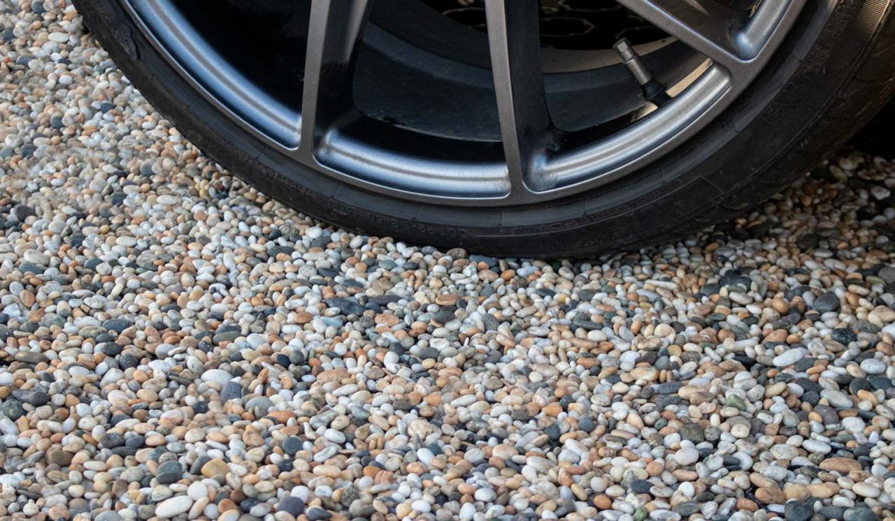 Permeable resin bonded gravel