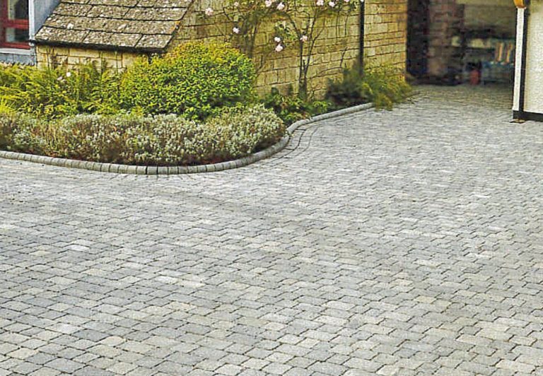 Permeable resin bonded gravel
